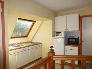 a small kitchen with a sink and a refrigerator at Chambre indépendante in Caen