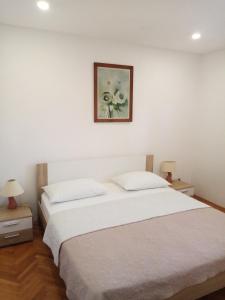 Un pat sau paturi într-o cameră la Apartments Božito