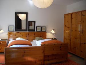 1 Schlafzimmer mit 2 Einzelbetten und einem Spiegel in der Unterkunft Meckyheim in Mayrhofen