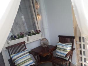 um quarto com duas cadeiras, uma mesa e uma janela em Kutak- stan na dan em Paraćin