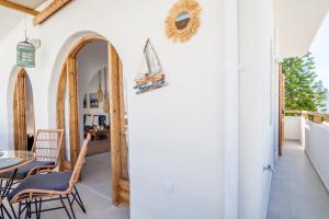 Televízia a/alebo spoločenská miestnosť v ubytovaní Sandy's Cycladic Style Apartment