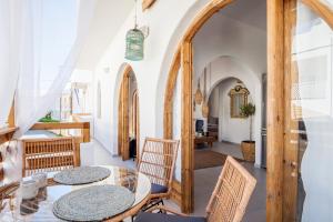 Posedenie v ubytovaní Sandy's Cycladic Style Apartment