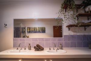 A bathroom at Glen Mervyn Lodge