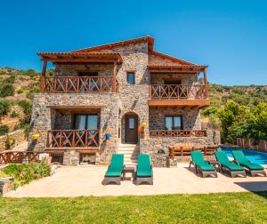 uma villa com piscina em frente a uma casa em Villa Avia em Milatos