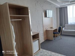 KachkanarにあるHotel Pyaterochka Luxのデスクと椅子が備わる客室です。