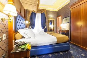 Postel nebo postele na pokoji v ubytování Hotel Manfredi Suite In Rome