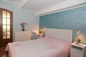 een slaapkamer met een bed en een blauwe muur bij Appartamento Aria di Lago in Paratico