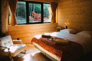 Tempat tidur dalam kamar di Le Grand Petit Prince - Domaine de Charme - Jacuzzis privatifs