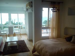 sypialnia z łóżkiem i widokiem na ocean w obiekcie Estudio sol y playa w mieście Algarrobo-Costa