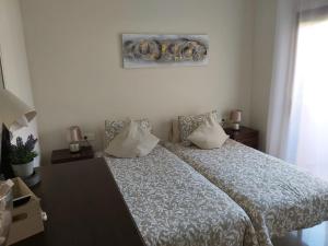1 dormitorio con 1 cama y una foto en la pared en Große Ferienwohnung , Spanien, Andalusien, Costa del Sol mit Pool, en San Luis de Sabinillas