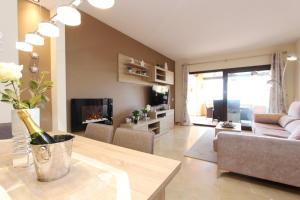 Televiisor ja/või meelelahutuskeskus majutusasutuses Große Ferienwohnung , Spanien, Andalusien, Costa del Sol, Sabinillas, Duquesa, Manilva mit Pool