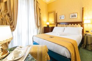 Postel nebo postele na pokoji v ubytování Hotel Manfredi Suite In Rome