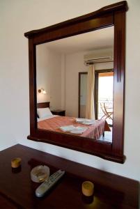 Łóżko lub łóżka w pokoju w obiekcie Sunset Hotel Parga