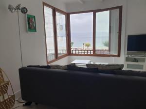 A television and/or entertainment centre at APARTAMENTO VISTAS AL MAR Sanxenxo