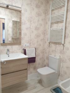 A bathroom at APARTAMENTO VISTAS AL MAR Sanxenxo