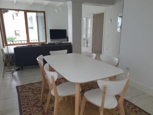 A television and/or entertainment centre at APARTAMENTO VISTAS AL MAR Sanxenxo