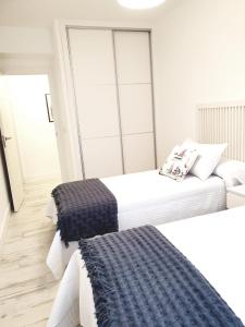 A bed or beds in a room at APARTAMENTO VISTAS AL MAR Sanxenxo
