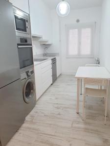 A kitchen or kitchenette at APARTAMENTO VISTAS AL MAR Sanxenxo