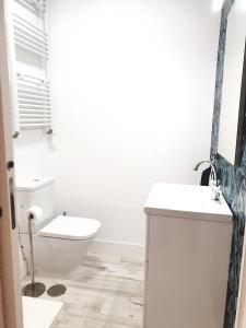 A bathroom at APARTAMENTO VISTAS AL MAR Sanxenxo
