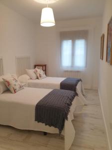 A bed or beds in a room at APARTAMENTO VISTAS AL MAR Sanxenxo