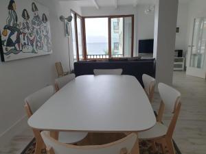 A kitchen or kitchenette at APARTAMENTO VISTAS AL MAR Sanxenxo