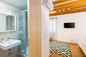 Kúpeľňa v ubytovaní Cozy Montalbano Studios by Irundo + 28 fotografií