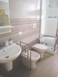 Un baño blanco con inodoro y lavabo. en L'Angoletto#2, en Ciampino