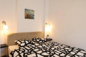 1 dormitorio con 1 cama en blanco y negro con 2 almohadas en Belgrade Center Apartment Nusiceva, en Belgrado