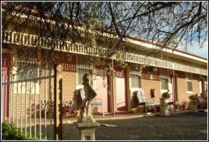 eine Statue, die vor einem Gebäude steht in der Unterkunft Wimmera Motel in Nhill