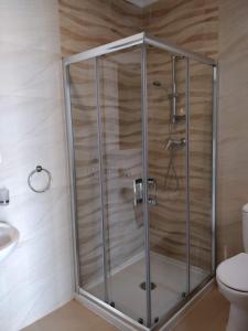 uma cabina de duche na casa de banho com WC em Sea View Penthouse with large terrace IROM1-1 em Marsaskala