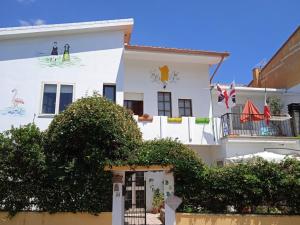 a white house with a cow painted on it at B&B Lago Mulargia in Siùrgus Donigala