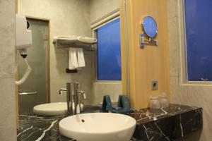 Un baño de Shakti Hotel Bandung
