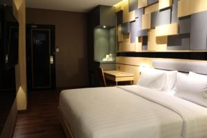 Una cama o camas en una habitación de Shakti Hotel Bandung