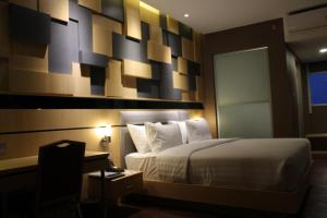 Una cama o camas en una habitación de Shakti Hotel Bandung