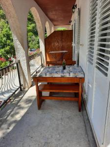 Ein Balkon oder eine Terrasse in der Unterkunft Apartments Pitarević