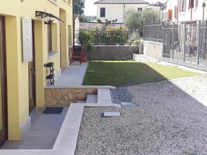 un edificio con una pasarela junto a un patio en LAB STYLIST HOUSE, en Costermano