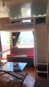 Etagenbett in einem Zimmer mit Fenster in der Unterkunft Chez So Orcieres in Orcières