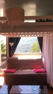 ein Schlafzimmer mit einem Etagenbett und einem großen Fenster in der Unterkunft Chez So Orcieres in Orcières