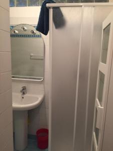 y baño con lavabo y espejo. en Miniloft panoramico, en Rio nellʼElba