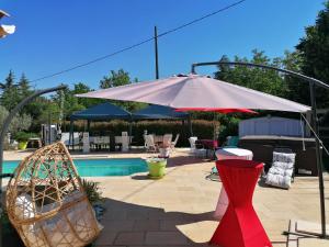 eine Terrasse mit einem Sonnenschirm und Stühlen sowie einem Pool in der Unterkunft Casa Lucia in Saint-Maximin-la-Sainte-Baume