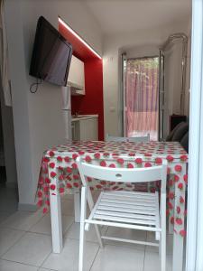 tavolo da pranzo con panna da tavola rossa e bianca di La Chiocciola a La Spezia