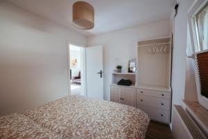 1 dormitorio blanco con 1 cama y vestidor en Apartment Oddih with terrace and private SAUNA en Bled