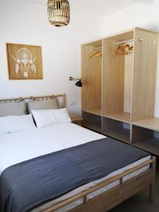 ein Schlafzimmer mit einem Bett und einigen Holzschränken in der Unterkunft LA TRAMONTANA DEL SUR in Tarifa