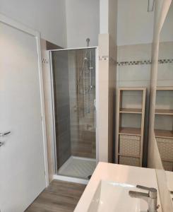 Koupelna v ubytování Rossetto e cocciolato - Stanza indipendente con bagno privato a Pesaro + 9 fotografií