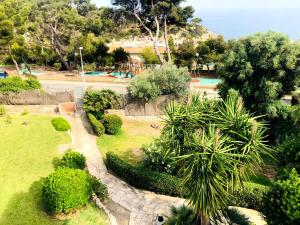 Vonkajšia záhrada v ubytovaní SunAndBed Punta del Cavall