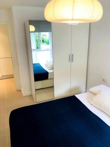 Posteľ alebo postele v izbe v ubytovaní SunAndBed Punta del Cavall