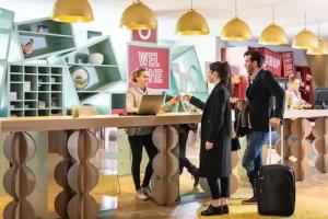 eine Gruppe von Menschen steht an einer Theke in einem Geschäft in der Unterkunft La suite new-yorkaise Disneyland Paris in Serris + 37 Fotos