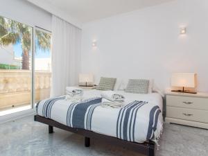 Postel nebo postele na pokoji v ubytování Es turó, luxury beachfront apartment in Colonia San Jordi