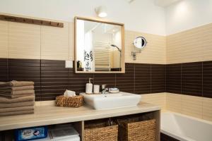 Koupelna v ubytování APARTAMENT SEASHELL KOŁOBRZEG BOCIANIE GNIAZDO + 37 fotografií