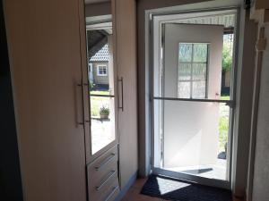 una porta aperta con finestra in una stanza di Rya B & -B Tollarp lägenhetsboende a Tollarp